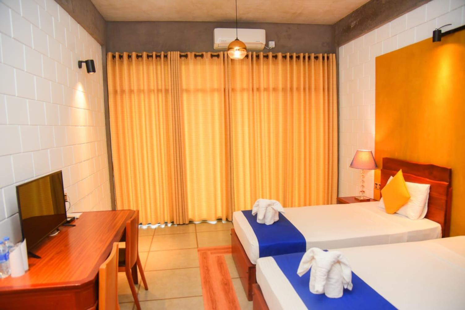 אודוואלאווה Royal Tusker Hotel מראה חיצוני תמונה